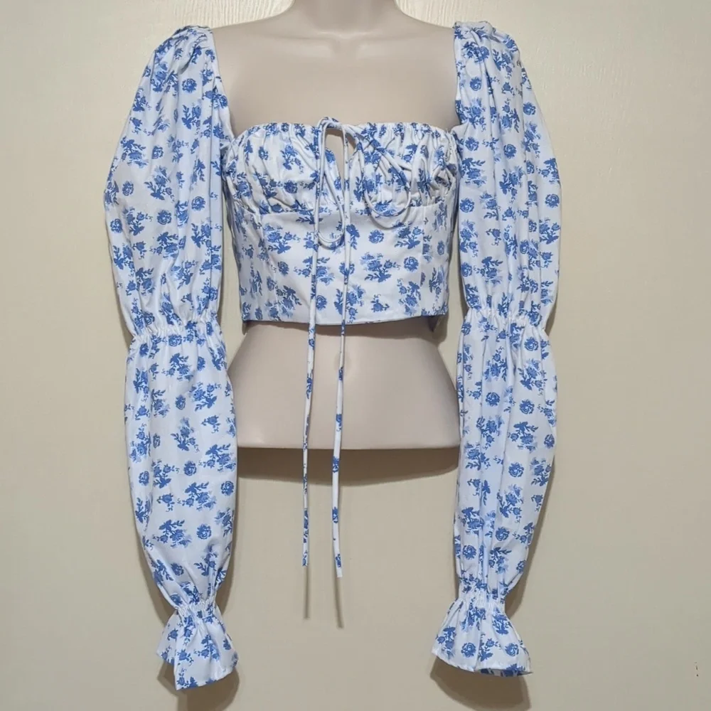Goodnight Macaroon Floral White And Blue Long Sleeve Crop Top Size Small - Picture 4 of 14